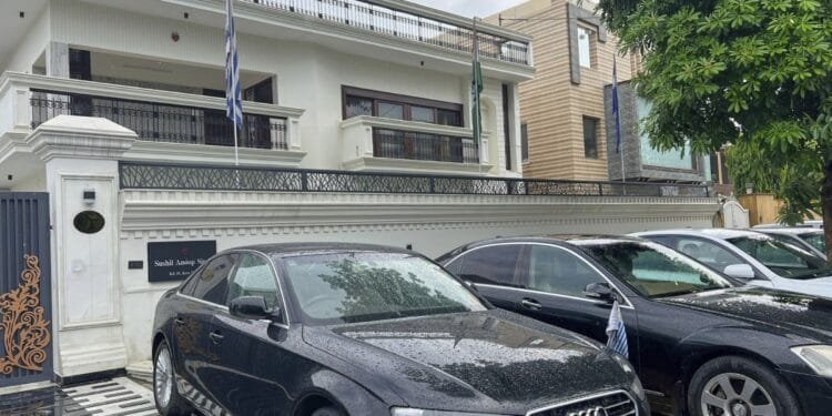 Scammer held for running