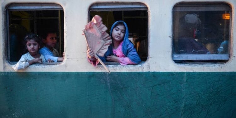 Separatist group fires upon Jaffar Express in Pakistan carrying 400 passengers, takes hostages