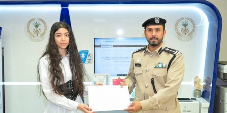 Sharjah Police honour Arab woman for her honesty