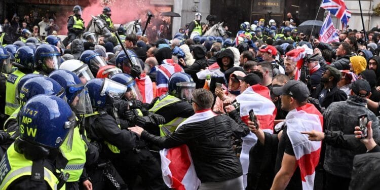 Starmer says UK will ‘never surrender’ flag to far-right protesters 1 Starmer says UK will ‘never surrender’ flag to far-right protesters