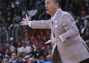 Sweet 16: Calipari guides Arkansas past Pitino, St. John’s 75-66 for 16th trip to regional semifinal