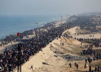 Tens of thousands return to northern Gaza as Israel lifts closure