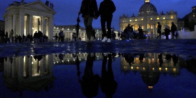 Thousands gather outside the Vatican to pray for Pope Francis’ health 1 Thousands gather outside the Vatican to pray for Pope Francis’ health