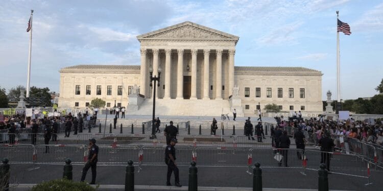 Top court allows Trump administration to resume deportations