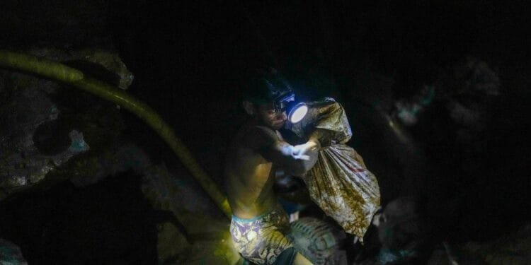 Torrential rains collapse Venezuelan gold mine killing 14 1 Torrential rains collapse Venezuelan gold mine killing 14