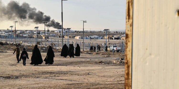 US begins transferring ISIL-linked detainees from Syria to Iraq 1 US begins transferring ISIL-linked detainees from Syria to Iraq