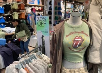 US consumer confidence plunges to four-year low