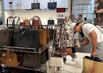 US retail sales rose modestly last month amid solid holiday shopping, boosting economy