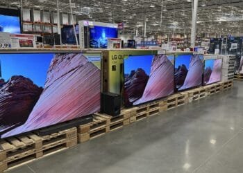 US shoppers increased spending tepidly last month as anxiety over the economy rises