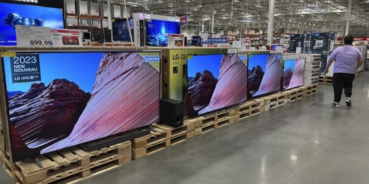 US shoppers increased spending tepidly last month as anxiety over the economy rises