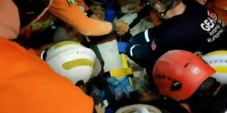 VIDEO: Man pulled alive from Myanmar quake rubble after five days 1 VIDEO: Man pulled alive from Myanmar quake rubble after five days