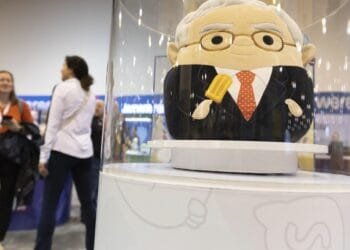 Warren Buffett offers Donald Trump some advice while celebrating Berkshire Hathaway’s success
