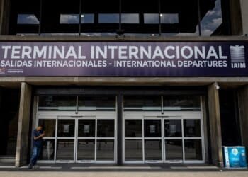 Why has Venezuela banned six international airlines amid US tensions?
