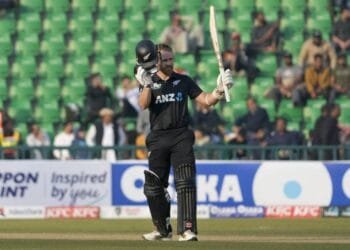 Williamson's century guides New Zealand into Tri-Nation series final